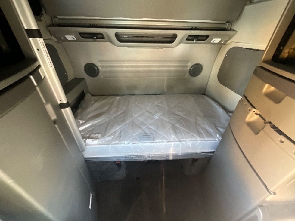 Sleeper Tractor-Heavy Duty Tractors-Volvo-2019-VNL64860-Mebane-NC-487,088\n\t\tmiles-$ 62,750 - Image 16