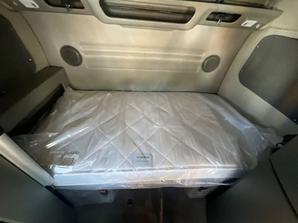 Sleeper Tractor-Heavy Duty Tractors-Volvo-2019-VNL64860-Mebane-NC-487,088\n\t\tmiles-$ 62,750 - Image 17