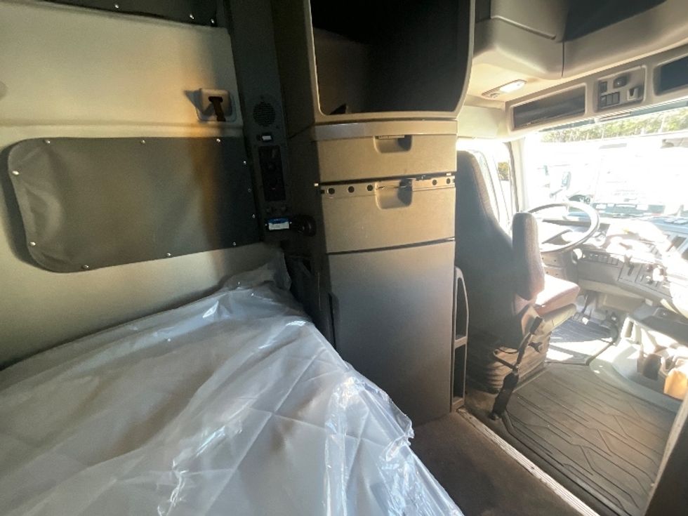 Sleeper Tractor-Heavy Duty Tractors-Volvo-2019-VNL64860-Mebane-NC-487,088\n\t\tmiles-$ 62,750 - Image 18