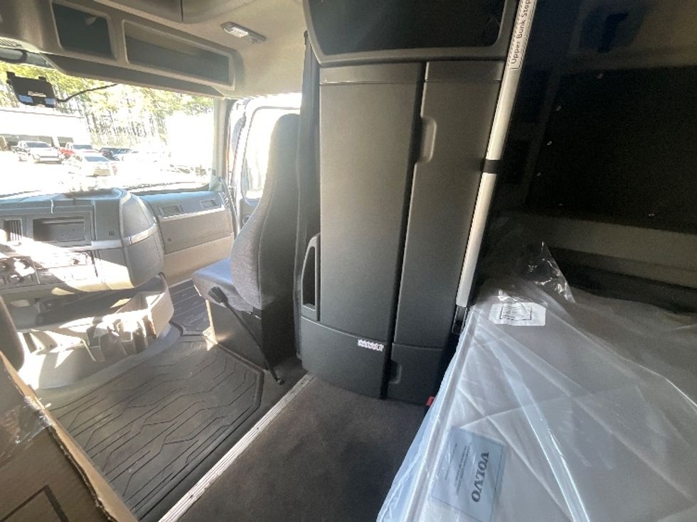 Sleeper Tractor-Heavy Duty Tractors-Volvo-2019-VNL64860-Mebane-NC-487,088\n\t\tmiles-$ 62,750 - Image 19