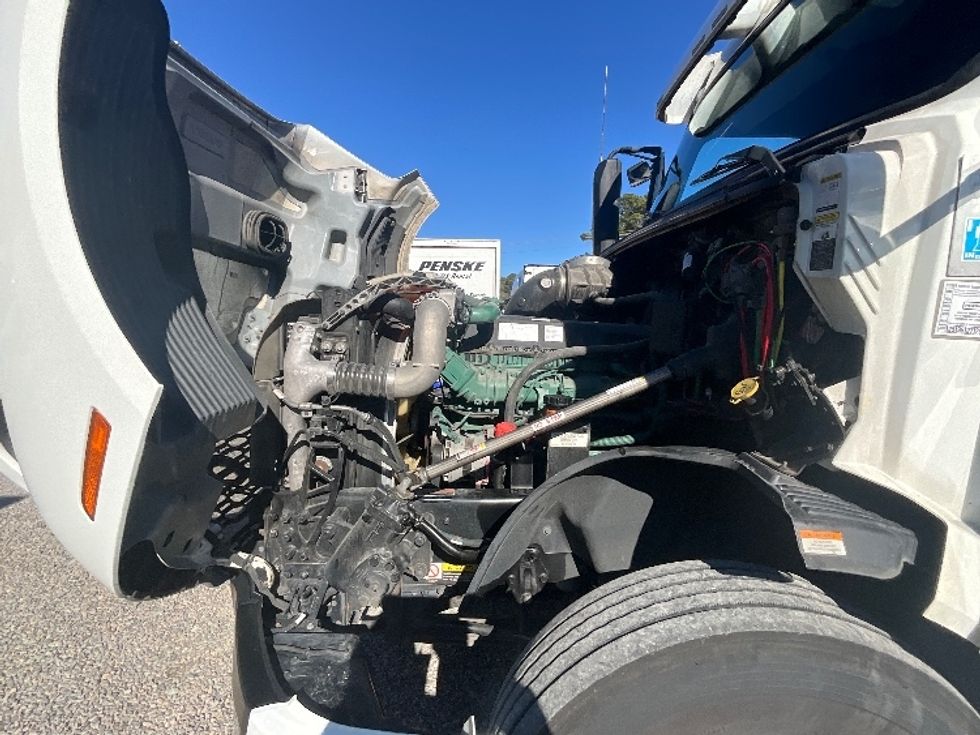 Sleeper Tractor-Heavy Duty Tractors-Volvo-2019-VNL64860-Mebane-NC-487,088\n\t\tmiles-$ 62,750 - Image 21