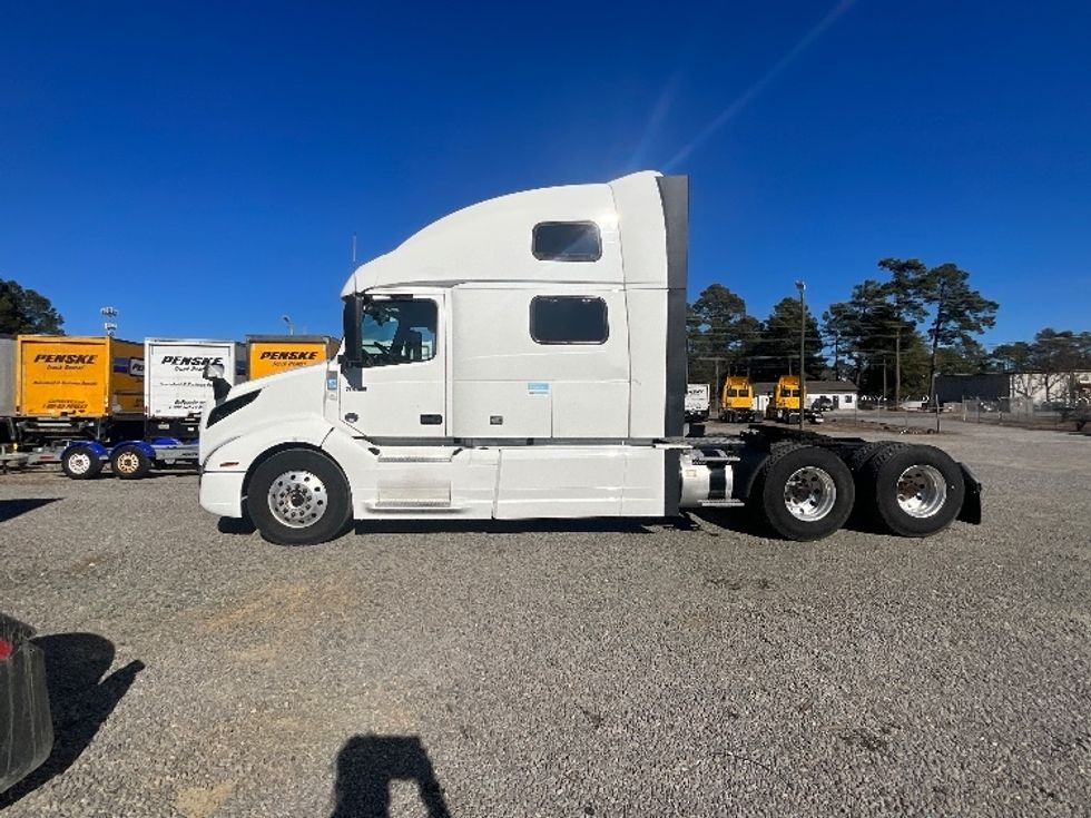 Sleeper Tractor-Heavy Duty Tractors-Volvo-2019-VNL64860-Mebane-NC-487,088\n\t\tmiles-$ 62,750 - Image 4
