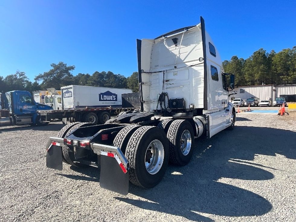 Sleeper Tractor-Heavy Duty Tractors-Volvo-2019-VNL64860-Mebane-NC-487,088\n\t\tmiles-$ 62,750 - Image 7
