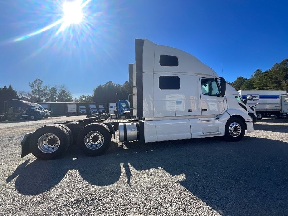 Sleeper Tractor-Heavy Duty Tractors-Volvo-2019-VNL64860-Mebane-NC-487,088\n\t\tmiles-$ 62,750 - Image 8