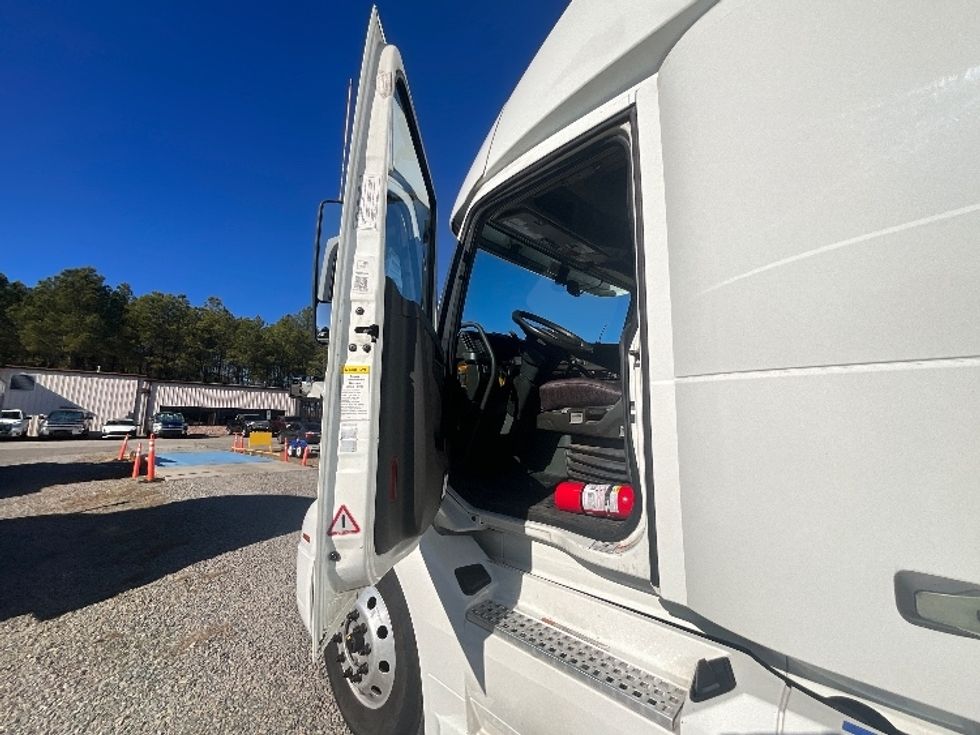 Sleeper Tractor-Heavy Duty Tractors-Volvo-2019-VNL64860-Mebane-NC-487,088\n\t\tmiles-$ 62,750 - Image 9