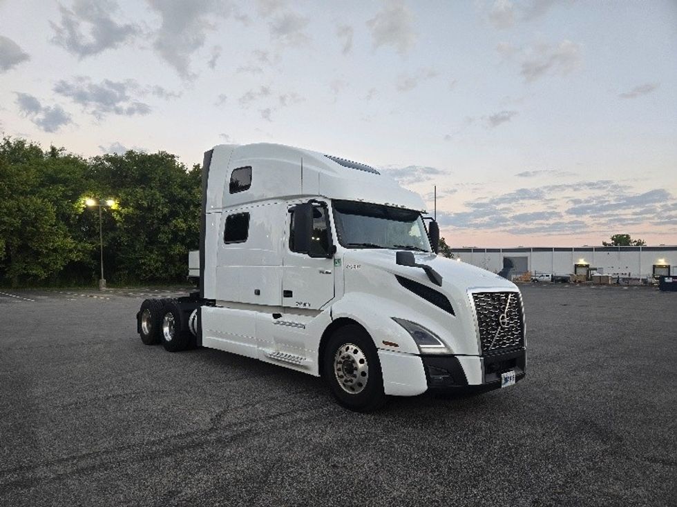 Sleeper Tractor-Heavy Duty Tractors-Volvo-2019-VNL64860-Nashville (Mount Juliet)-TN-547,794\n\t\tmiles-$ 71,750 - Image 1