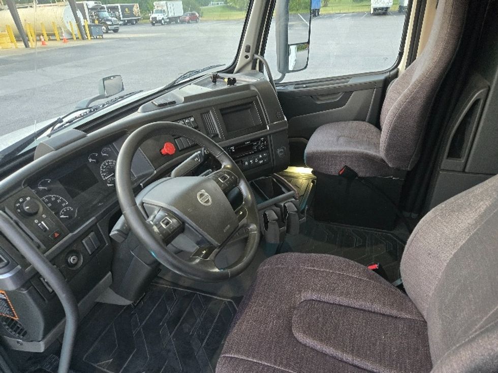 Sleeper Tractor-Heavy Duty Tractors-Volvo-2019-VNL64860-Nashville (Mount Juliet)-TN-547,794\n\t\tmiles-$ 71,750 - Image 10