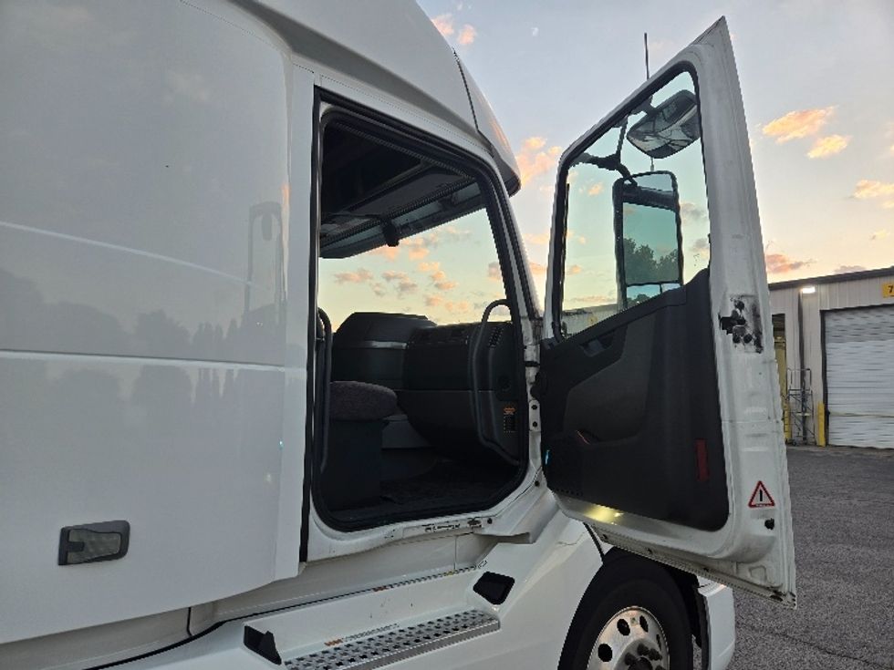 Sleeper Tractor-Heavy Duty Tractors-Volvo-2019-VNL64860-Nashville (Mount Juliet)-TN-547,794\n\t\tmiles-$ 71,750 - Image 13
