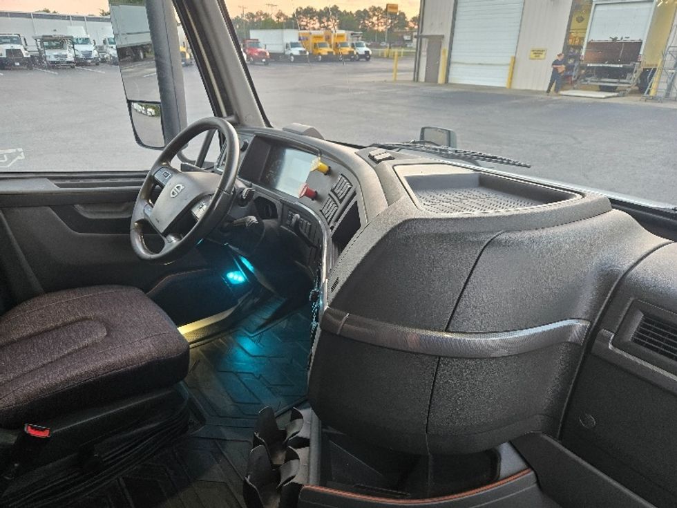 Sleeper Tractor-Heavy Duty Tractors-Volvo-2019-VNL64860-Nashville (Mount Juliet)-TN-547,794\n\t\tmiles-$ 71,750 - Image 15