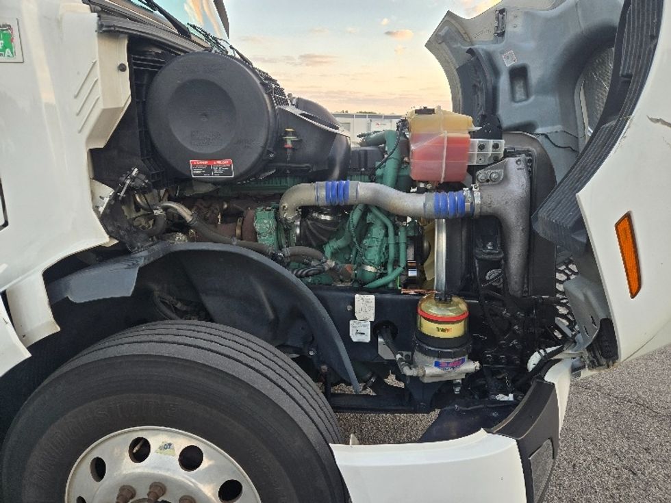 Sleeper Tractor-Heavy Duty Tractors-Volvo-2019-VNL64860-Nashville (Mount Juliet)-TN-547,794\n\t\tmiles-$ 71,750 - Image 20