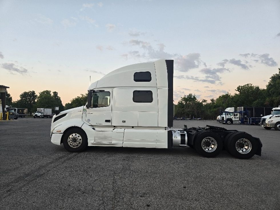 Sleeper Tractor-Heavy Duty Tractors-Volvo-2019-VNL64860-Nashville (Mount Juliet)-TN-547,794\n\t\tmiles-$ 71,750 - Image 4