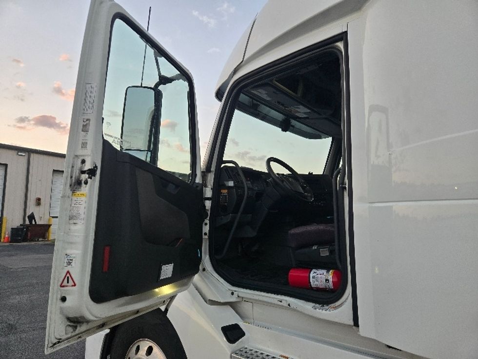 Sleeper Tractor-Heavy Duty Tractors-Volvo-2019-VNL64860-Nashville (Mount Juliet)-TN-547,794\n\t\tmiles-$ 71,750 - Image 9