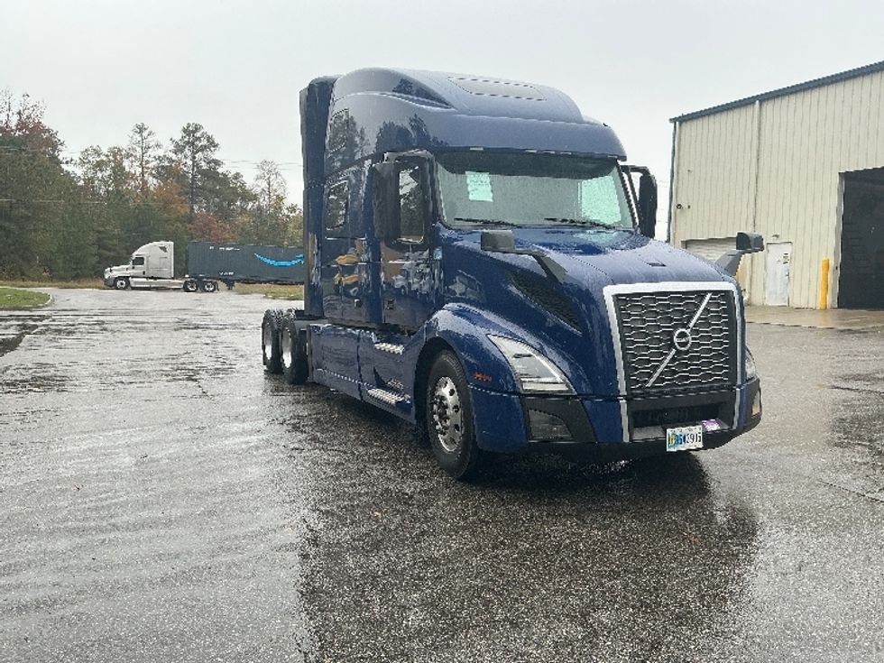 Sleeper Tractor-Heavy Duty Tractors-Volvo-2019-VNL64860-Prince George-VA-551,134\n\t\tmiles-$ 63,500 - Image 1