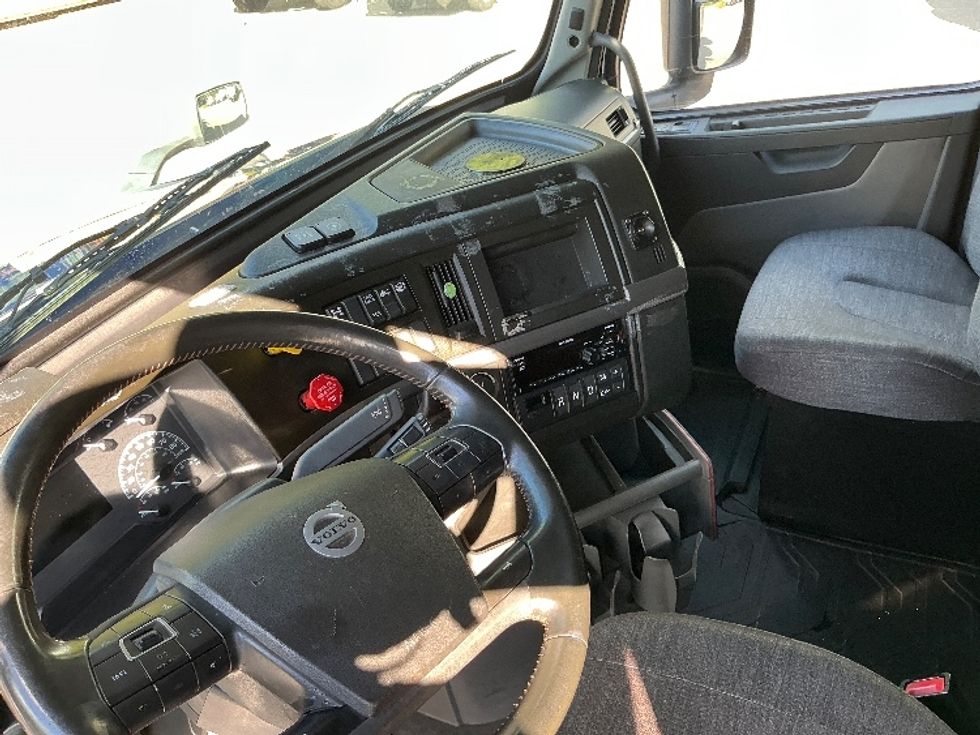 Sleeper Tractor-Heavy Duty Tractors-Volvo-2019-VNL64860-Prince George-VA-551,134\n\t\tmiles-$ 63,500 - Image 10