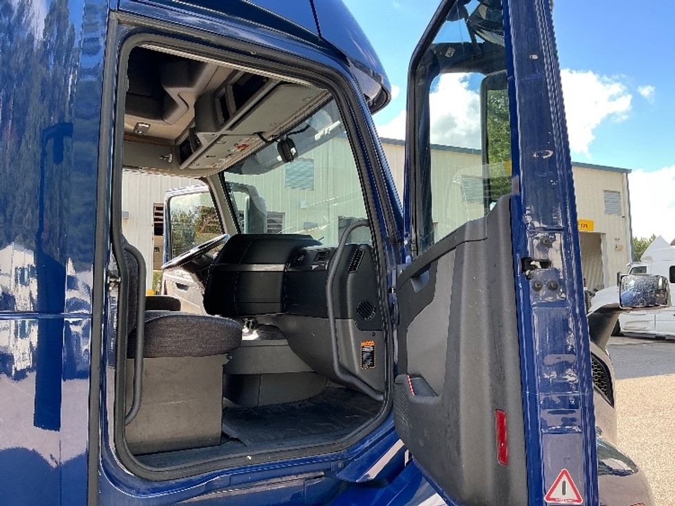 Sleeper Tractor-Heavy Duty Tractors-Volvo-2019-VNL64860-Prince George-VA-551,134\n\t\tmiles-$ 63,500 - Image 13