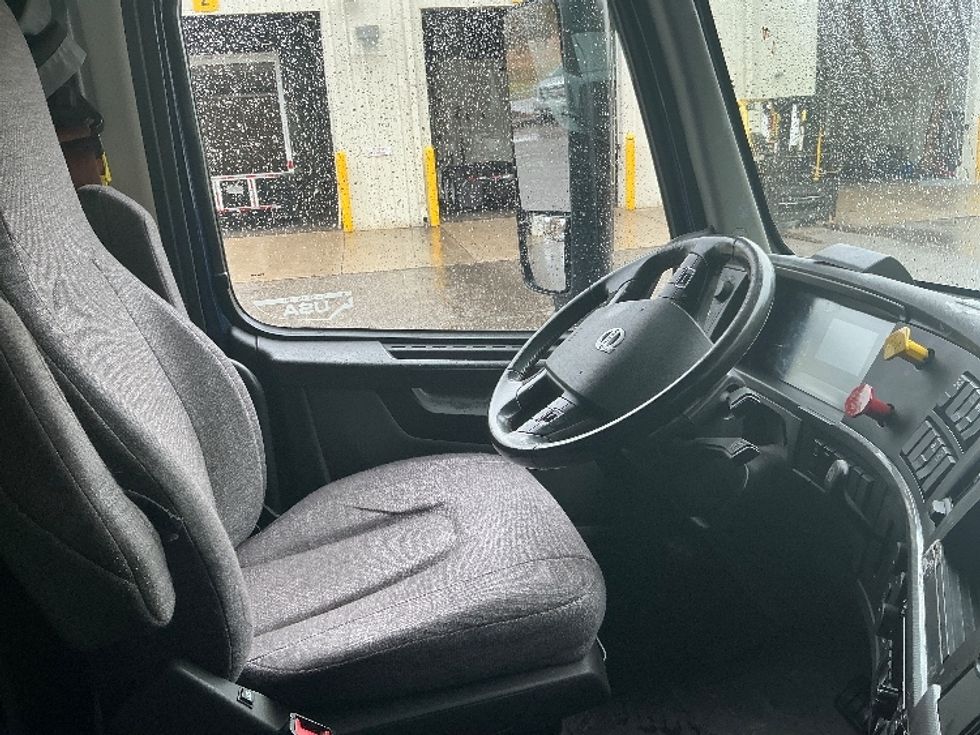 Sleeper Tractor-Heavy Duty Tractors-Volvo-2019-VNL64860-Prince George-VA-551,134\n\t\tmiles-$ 63,500 - Image 15