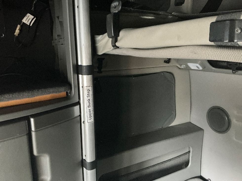 Sleeper Tractor-Heavy Duty Tractors-Volvo-2019-VNL64860-Prince George-VA-551,134\n\t\tmiles-$ 63,500 - Image 16