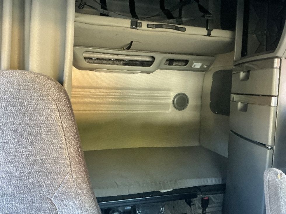 Sleeper Tractor-Heavy Duty Tractors-Volvo-2019-VNL64860-Prince George-VA-551,134\n\t\tmiles-$ 63,500 - Image 17