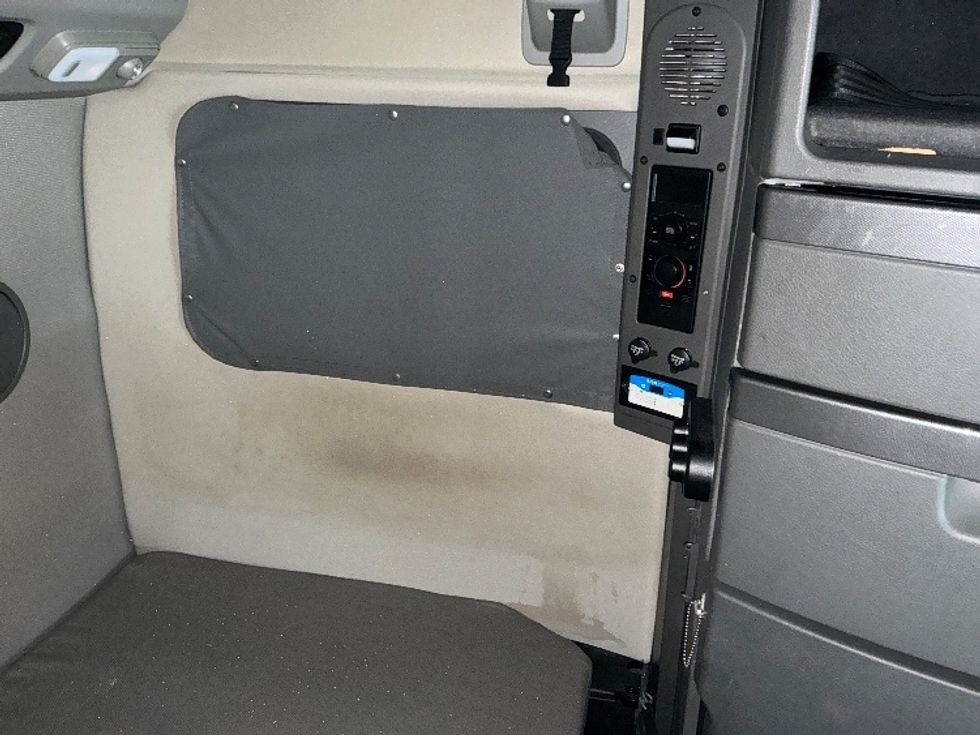 Sleeper Tractor-Heavy Duty Tractors-Volvo-2019-VNL64860-Prince George-VA-551,134\n\t\tmiles-$ 63,500 - Image 18