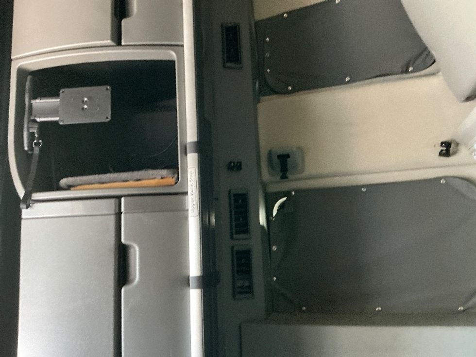 Sleeper Tractor-Heavy Duty Tractors-Volvo-2019-VNL64860-Prince George-VA-551,134\n\t\tmiles-$ 63,500 - Image 19