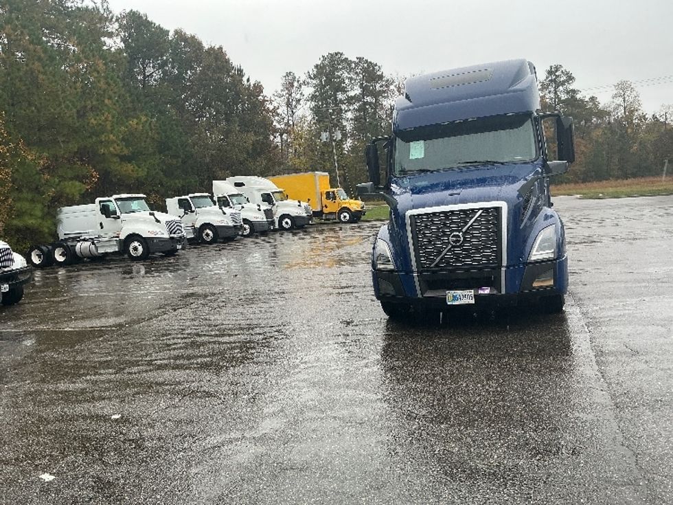 Sleeper Tractor-Heavy Duty Tractors-Volvo-2019-VNL64860-Prince George-VA-551,134\n\t\tmiles-$ 63,500 - Image 2