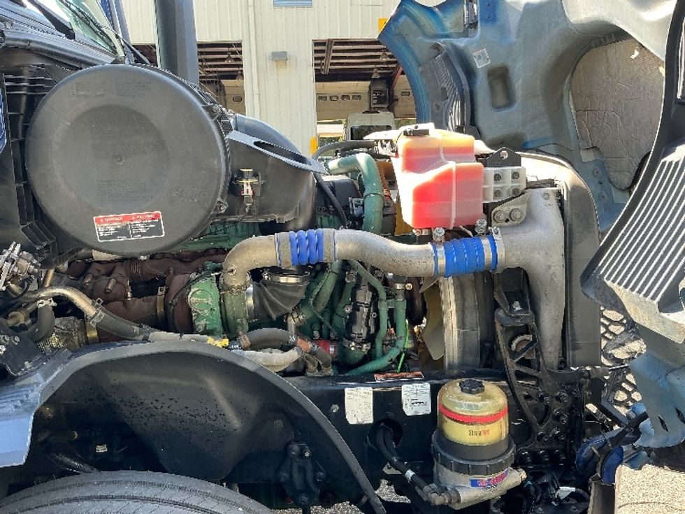 Sleeper Tractor-Heavy Duty Tractors-Volvo-2019-VNL64860-Prince George-VA-551,134\n\t\tmiles-$ 63,500 - Image 20