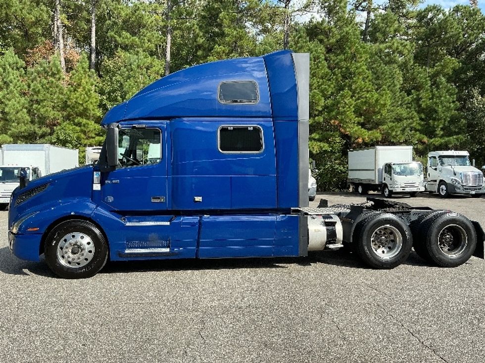 Sleeper Tractor-Heavy Duty Tractors-Volvo-2019-VNL64860-Prince George-VA-551,134\n\t\tmiles-$ 63,500 - Image 4