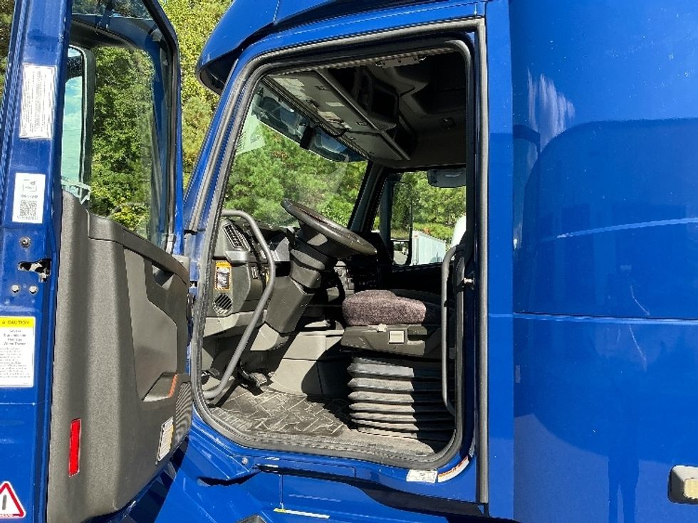 Sleeper Tractor-Heavy Duty Tractors-Volvo-2019-VNL64860-Prince George-VA-551,134\n\t\tmiles-$ 63,500 - Image 9