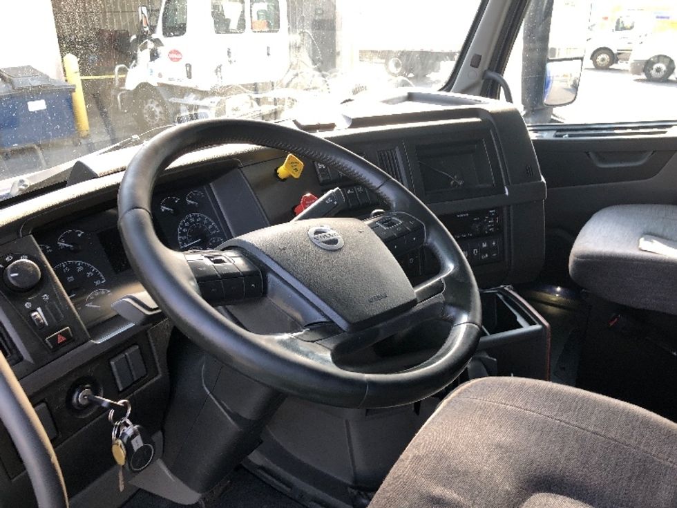 Sleeper Tractor-Heavy Duty Tractors-Volvo-2019-VNL64860-Spokane Valley-WA-656,840\n\t\tmiles-$ 64,250 - Image 10