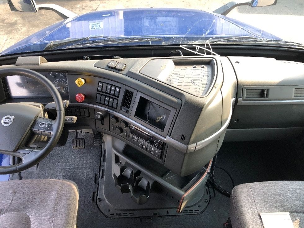 Sleeper Tractor-Heavy Duty Tractors-Volvo-2019-VNL64860-Spokane Valley-WA-656,840\n\t\tmiles-$ 64,250 - Image 12