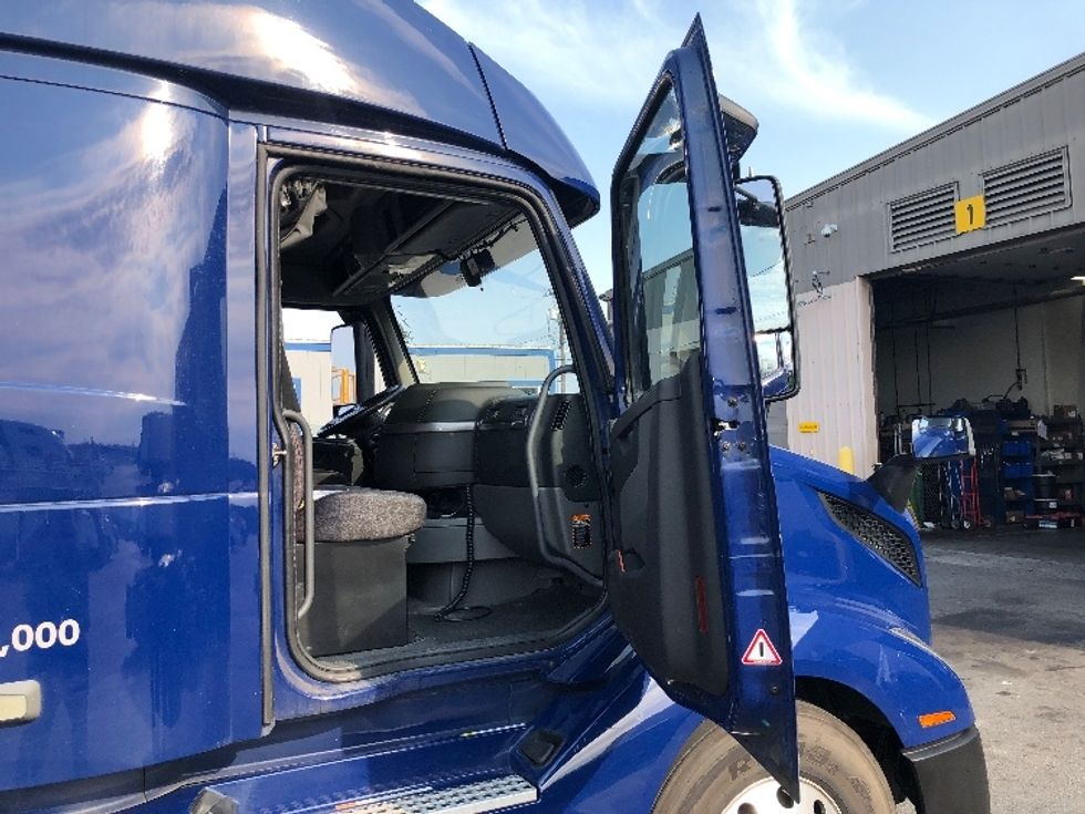 Sleeper Tractor-Heavy Duty Tractors-Volvo-2019-VNL64860-Spokane Valley-WA-656,840\n\t\tmiles-$ 64,250 - Image 13