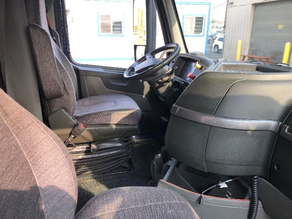 Sleeper Tractor-Heavy Duty Tractors-Volvo-2019-VNL64860-Spokane Valley-WA-656,840\n\t\tmiles-$ 64,250 - Image 14