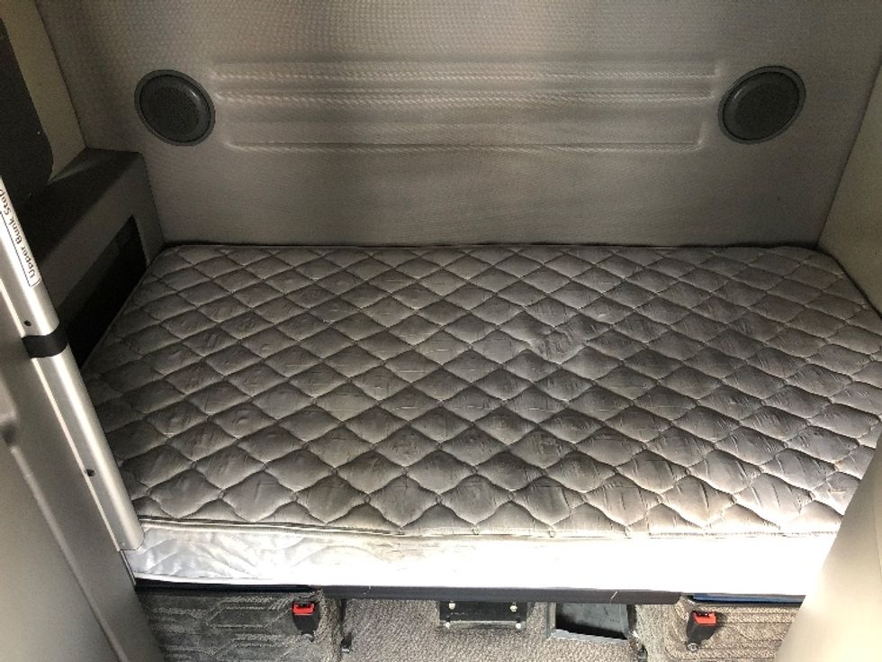 Sleeper Tractor-Heavy Duty Tractors-Volvo-2019-VNL64860-Spokane Valley-WA-656,840\n\t\tmiles-$ 64,250 - Image 15