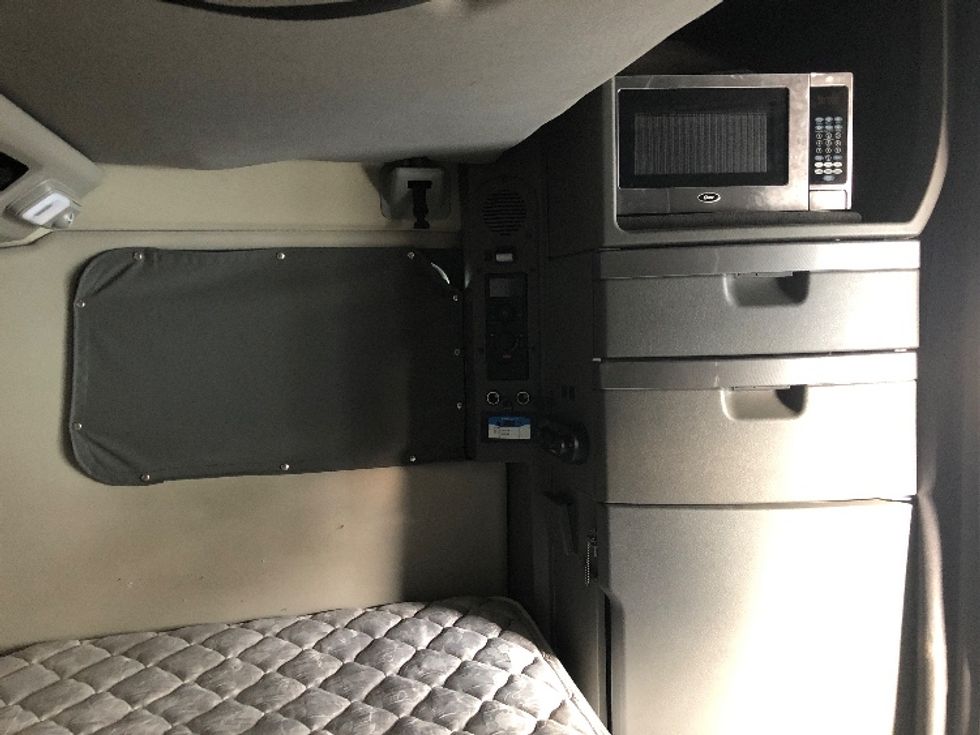 Sleeper Tractor-Heavy Duty Tractors-Volvo-2019-VNL64860-Spokane Valley-WA-656,840\n\t\tmiles-$ 64,250 - Image 17