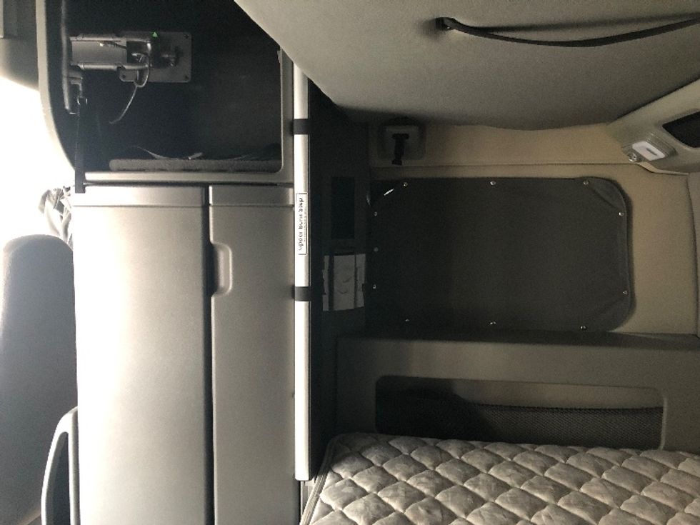 Sleeper Tractor-Heavy Duty Tractors-Volvo-2019-VNL64860-Spokane Valley-WA-656,840\n\t\tmiles-$ 64,250 - Image 18