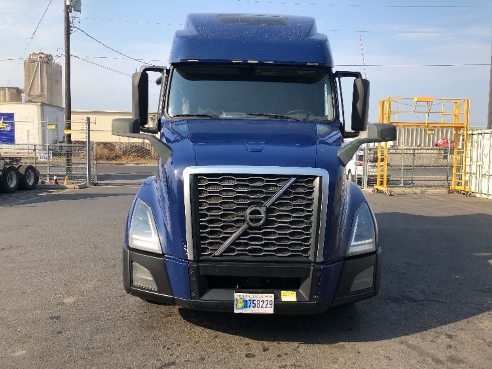Sleeper Tractor-Heavy Duty Tractors-Volvo-2019-VNL64860-Spokane Valley-WA-656,840\n\t\tmiles-$ 64,250 - Image 2