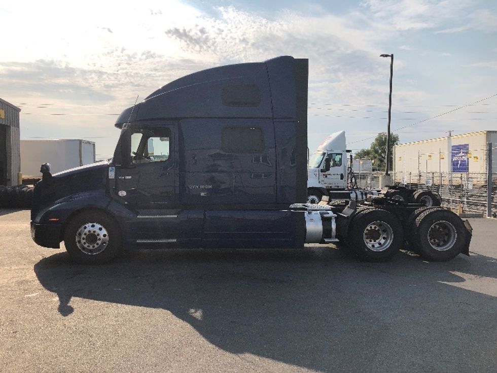 Sleeper Tractor-Heavy Duty Tractors-Volvo-2019-VNL64860-Spokane Valley-WA-656,840\n\t\tmiles-$ 64,250 - Image 4