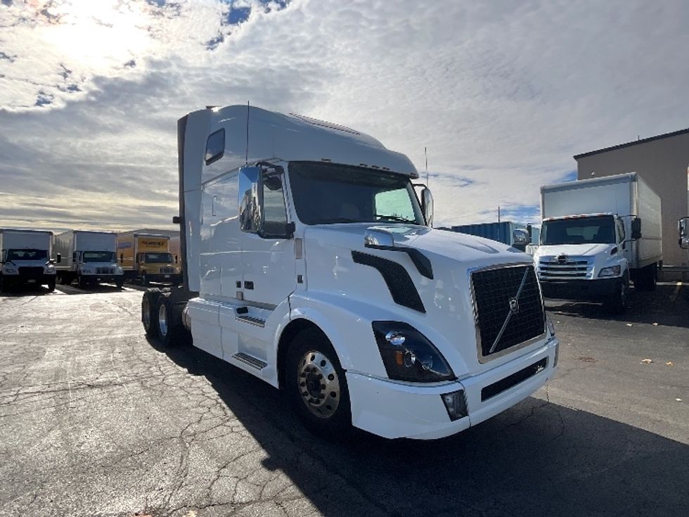 Sleeper Tractor-Heavy Duty Tractors-Volvo-2019-VNL64T670-Burlington-ON-698,612\n\t\tkm-$ 78,500 - Image 1