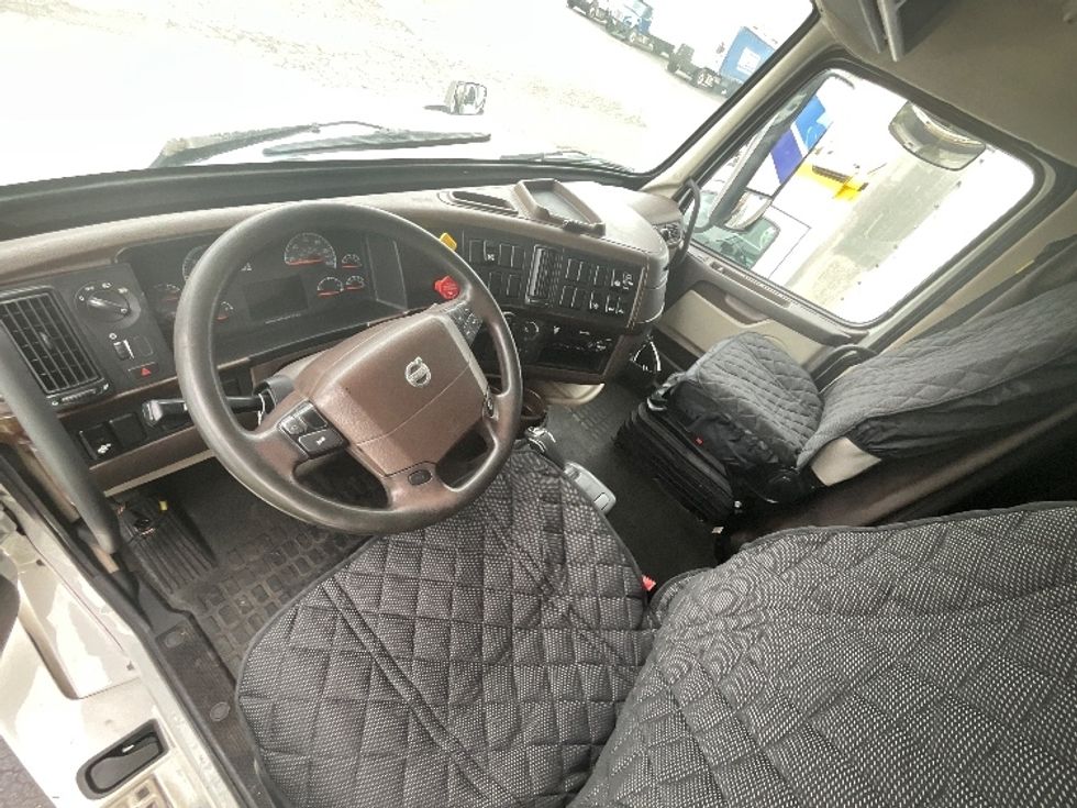 Sleeper Tractor-Heavy Duty Tractors-Volvo-2019-VNL64T670-Burlington-ON-698,612\n\t\tkm-$ 78,500 - Image 10