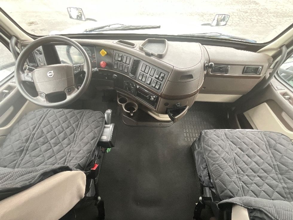 Sleeper Tractor-Heavy Duty Tractors-Volvo-2019-VNL64T670-Burlington-ON-698,612\n\t\tkm-$ 78,500 - Image 12