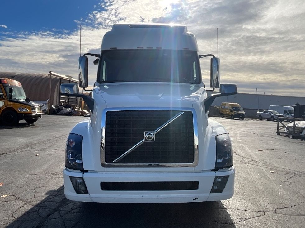 Sleeper Tractor-Heavy Duty Tractors-Volvo-2019-VNL64T670-Burlington-ON-698,612\n\t\tkm-$ 78,500 - Image 2