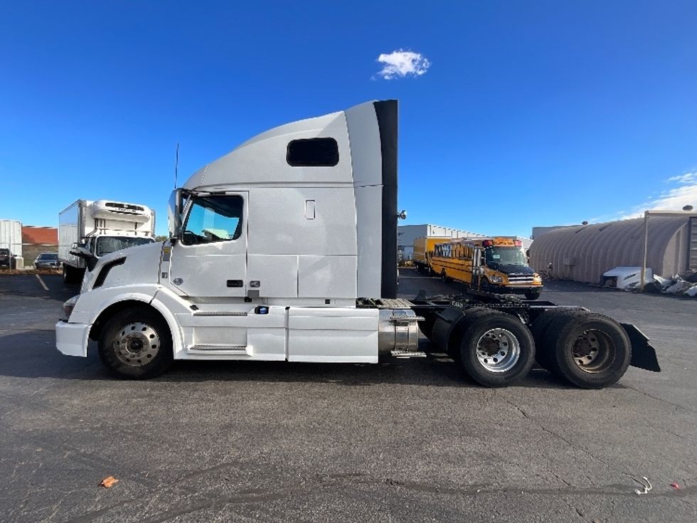 Sleeper Tractor-Heavy Duty Tractors-Volvo-2019-VNL64T670-Burlington-ON-698,612\n\t\tkm-$ 78,500 - Image 4