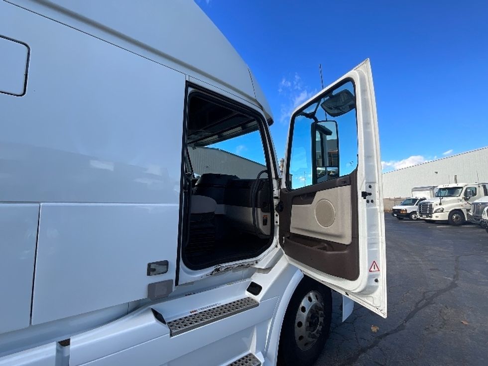 Sleeper Tractor-Heavy Duty Tractors-Volvo-2019-VNL64T670-Burlington-ON-698,612\n\t\tkm-$ 78,500 - Image 9