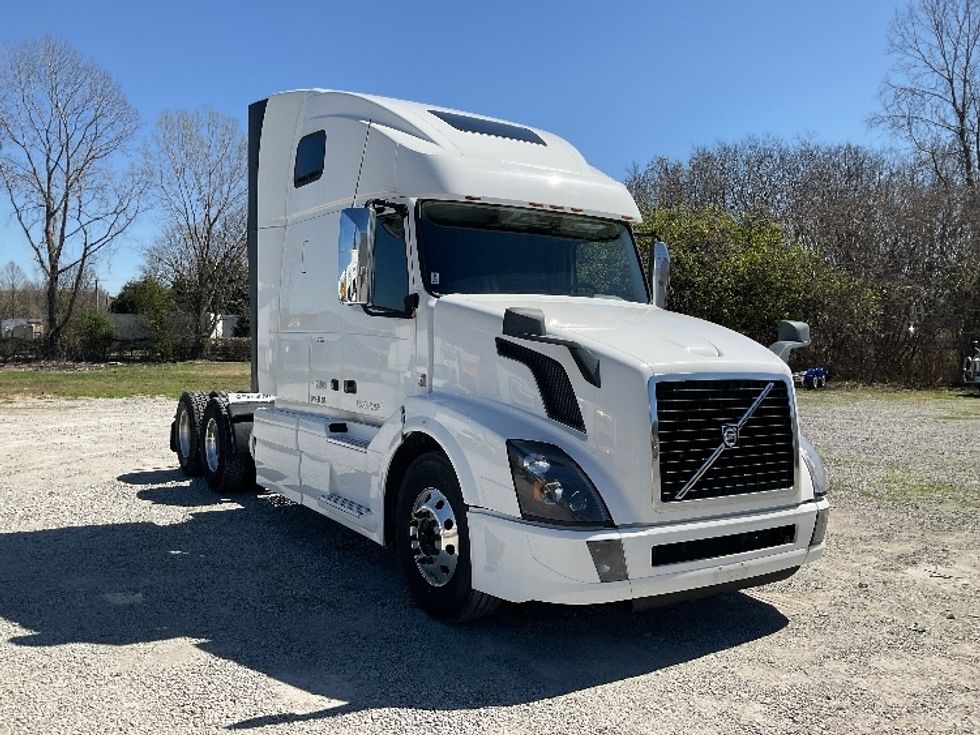 2019 Volvo VNL64T670 Sleeper Tractor