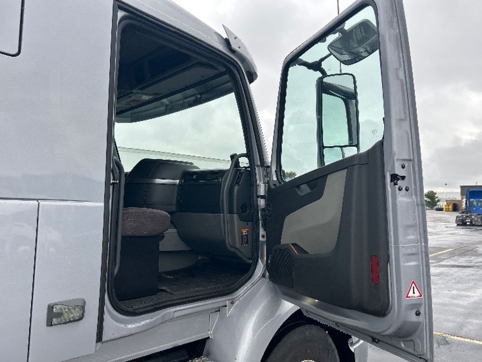 Sleeper Tractor-Heavy Duty Tractors-Volvo-2019-VNR64400-Cambridge-ON-771,046\n\t\tkm-$ 57,000 - Image 13
