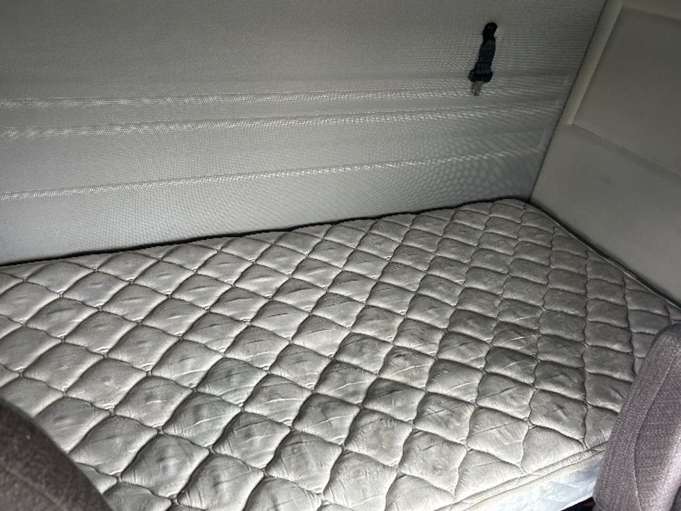 Sleeper Tractor-Heavy Duty Tractors-Volvo-2019-VNR64400-Cambridge-ON-771,046\n\t\tkm-$ 57,000 - Image 17