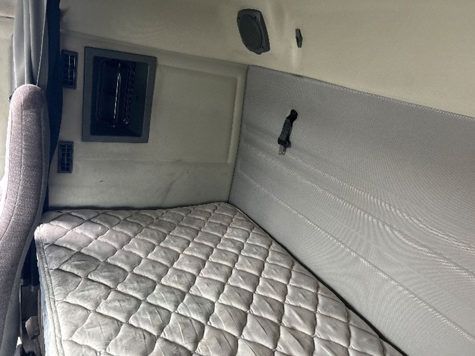 Sleeper Tractor-Heavy Duty Tractors-Volvo-2019-VNR64400-Cambridge-ON-771,046\n\t\tkm-$ 57,000 - Image 19