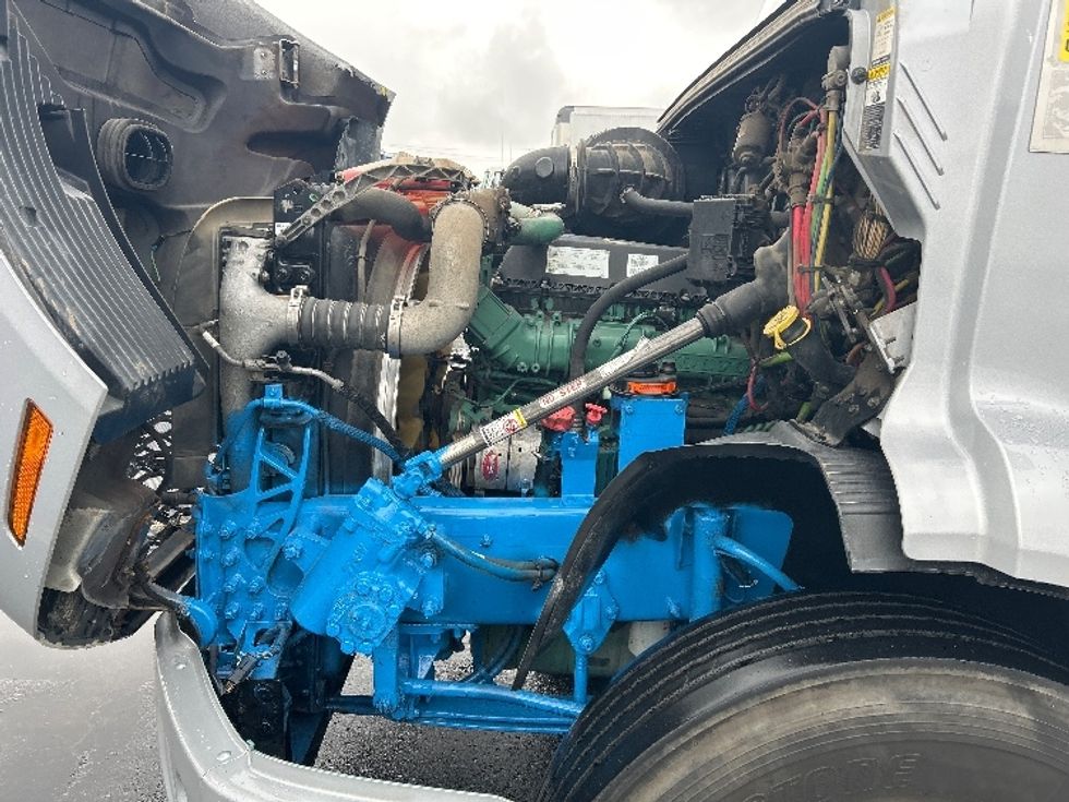 Sleeper Tractor-Heavy Duty Tractors-Volvo-2019-VNR64400-Cambridge-ON-771,046\n\t\tkm-$ 57,000 - Image 21