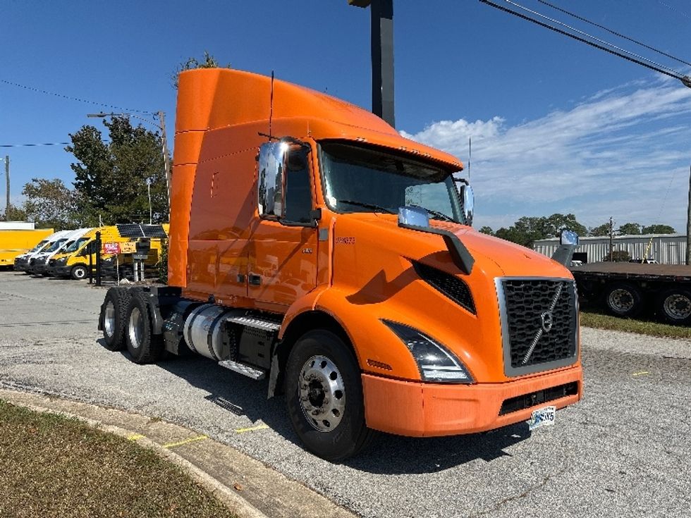Sleeper Tractor-Heavy Duty Tractors-Volvo-2019-VNR64640-Atlanta (Conyers)-GA-394,944\n\t\tmiles-$ 55,750 - Image 1