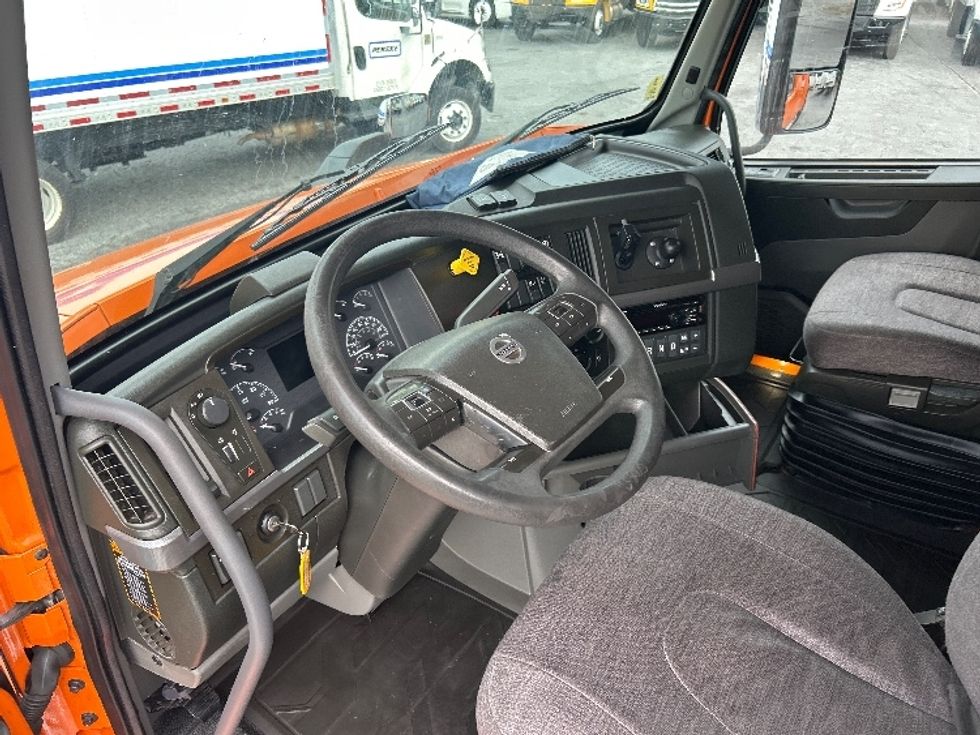 Sleeper Tractor-Heavy Duty Tractors-Volvo-2019-VNR64640-Atlanta (Conyers)-GA-394,944\n\t\tmiles-$ 55,750 - Image 10